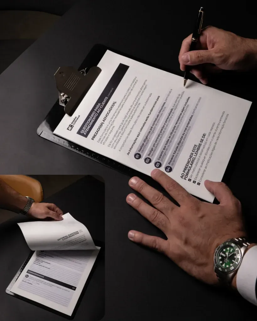 Questionário para atendimento ao cliente do Arquivo Contratual sendo preenchido sobre a mesa